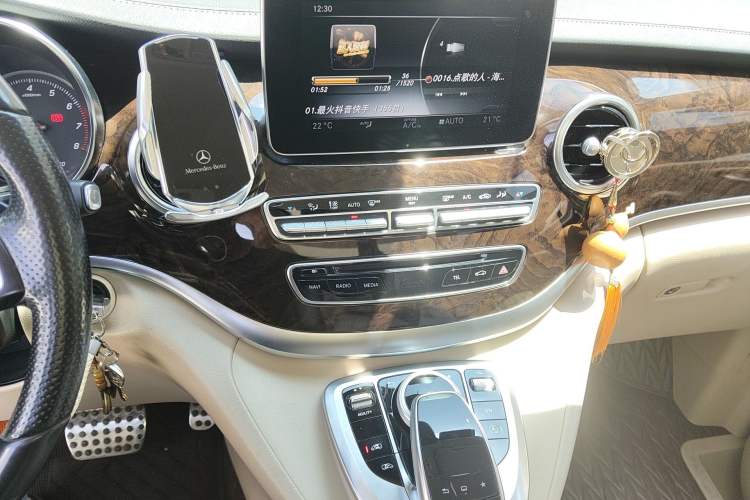 Used Mercedes-Benz V-Class 2016 V 260 L Prestige Extended Edition Audio And AC Panel