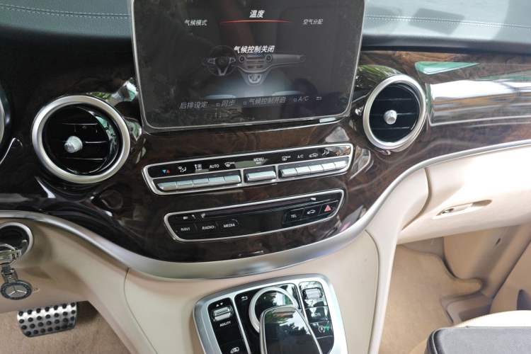 Used Mercedes-Benz V-Class 2016 V 260 Prestige Edition Audio And AC Panel