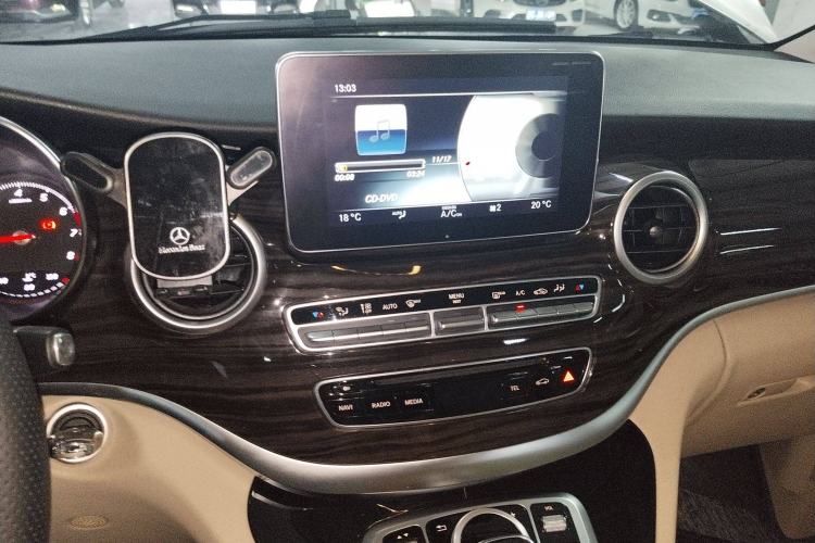 Used Mercedes-Benz V-Class 2016 V 260 Avantgarde Edition Audio And AC Panel