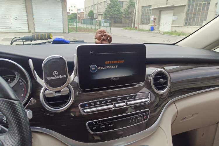 Used Mercedes-Benz V-Class 2016 V 260 Avantgarde Edition Audio And AC Panel
