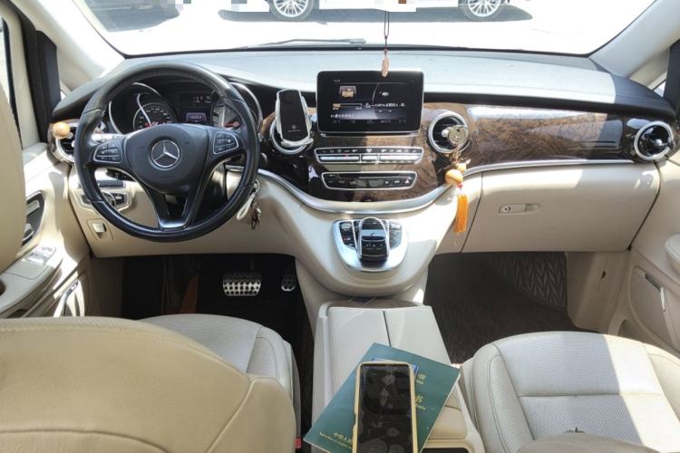 Used Mercedes-Benz V-Class 2016 V 260 L Prestige Extended Edition Center Console