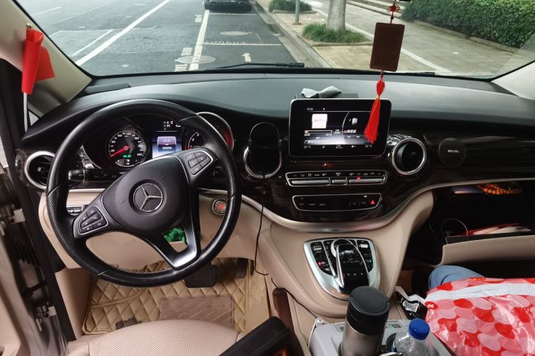 Used Mercedes-Benz V-Class 2016 V 260 Avantgarde Edition Center Console