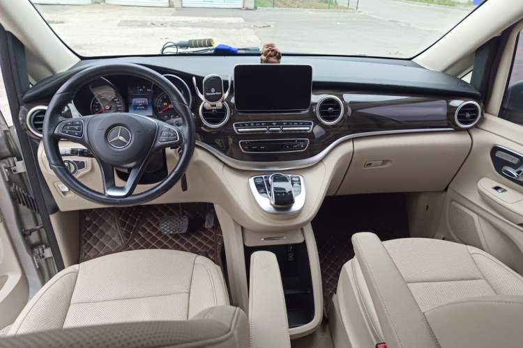Used Mercedes-Benz V-Class 2016 V 260 Avantgarde Edition Center Console