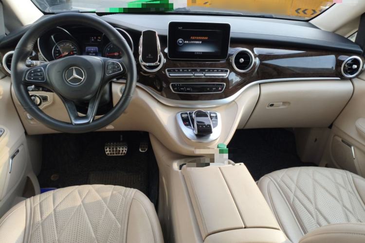 Used Mercedes-Benz V-Class 2016 V 260 L Prestige Extended Edition Center Console