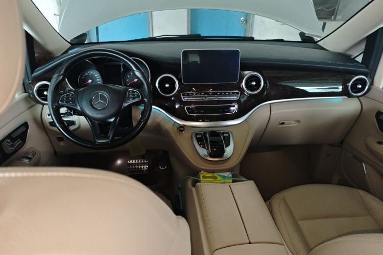 Used Mercedes-Benz V-Class 2016 V 260 L Prestige Extended Edition Center Console