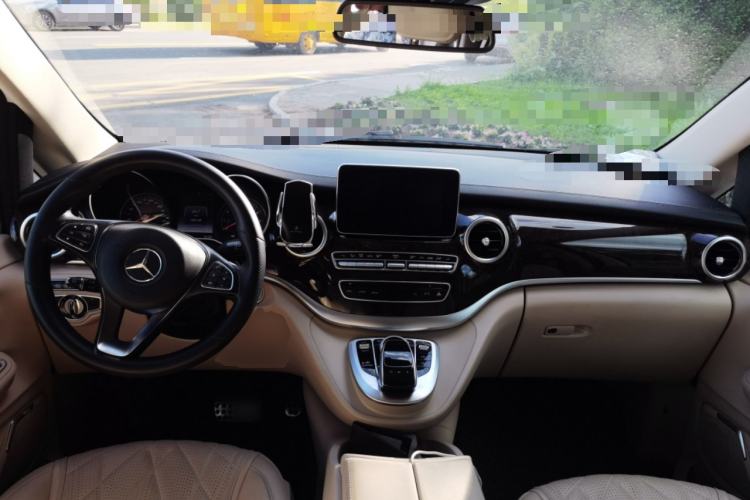 Used Mercedes-Benz V-Class 2016 V 260 L Prestige Extended Edition Center Console