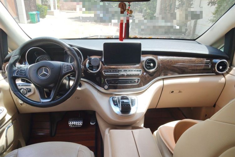 Used Mercedes-Benz V-Class 2016 V 260 L Prestige Extended Edition Center Console