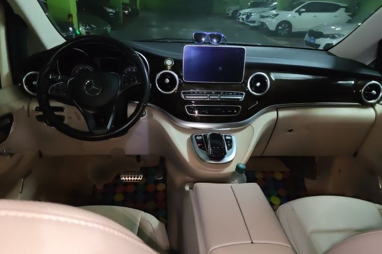 Used Mercedes-Benz V-Class 2016 V 260 Prestige Edition Center Console