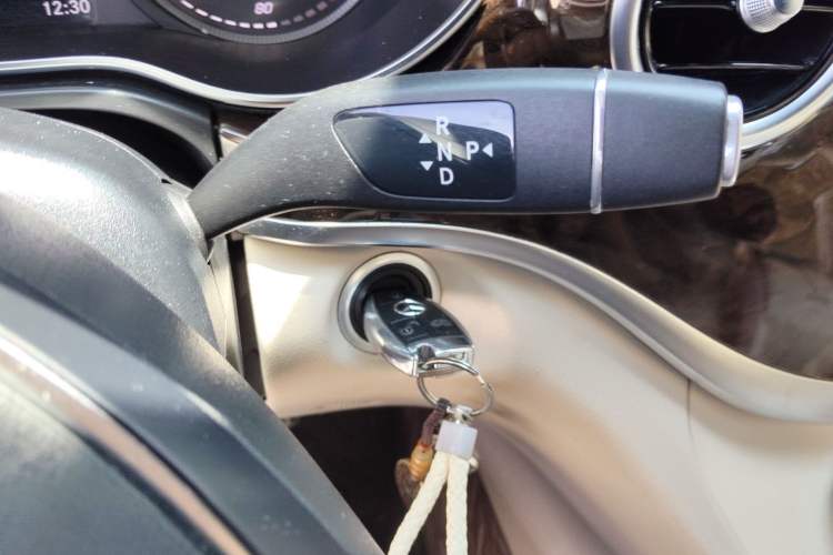 Used Mercedes-Benz V-Class 2016 V 260 L Prestige Extended Edition Gear Lever