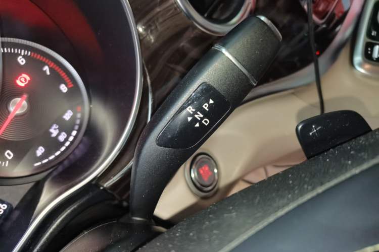 Used Mercedes-Benz V-Class 2016 V 260 Avantgarde Edition Gear Lever