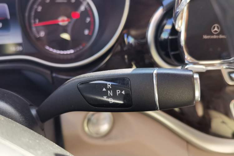 Used Mercedes-Benz V-Class 2016 V 260 L Prestige Extended Edition Gear Lever