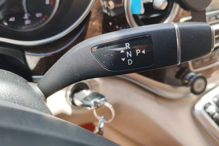 Used Mercedes-Benz V-Class 2016 V 260 L Prestige Extended Edition Gear Lever