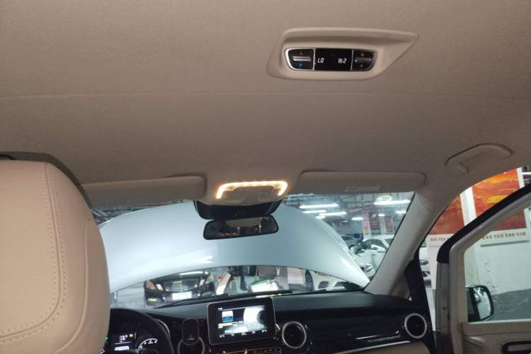 Used Mercedes-Benz V-Class 2016 V 260 Avantgarde Edition Headliner