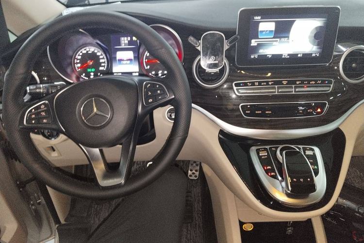 Used Mercedes-Benz V-Class 2016 V 260 Avantgarde Edition Interior 2