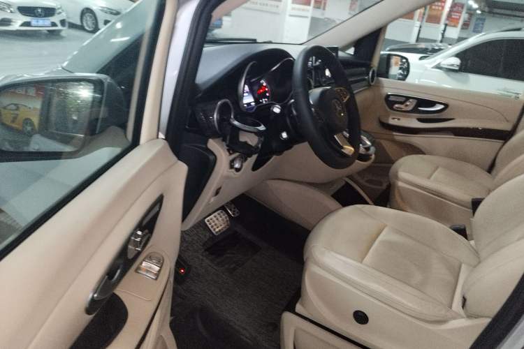 Used Mercedes-Benz V-Class 2016 V 260 Avantgarde Edition Interior 3