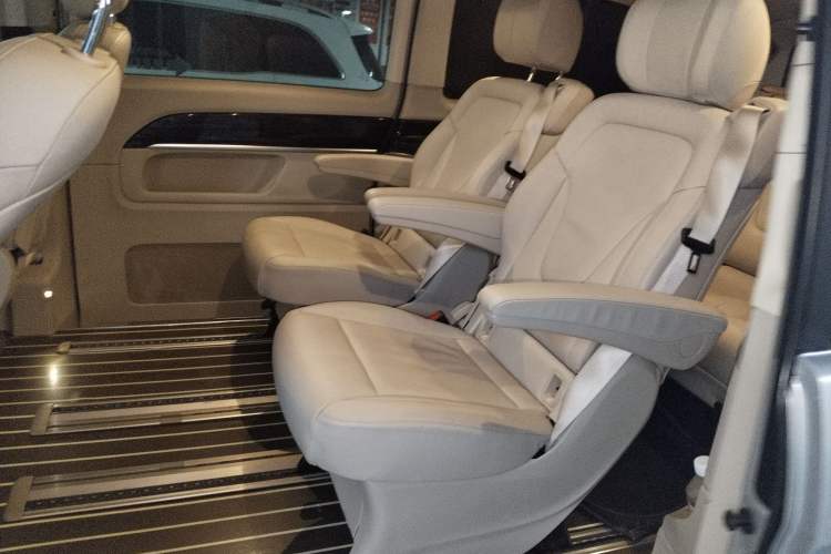 Used Mercedes-Benz V-Class 2016 V 260 Avantgarde Edition Interior 4