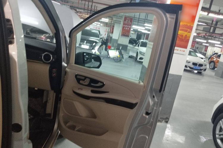 Used Mercedes-Benz V-Class 2016 V 260 Avantgarde Edition Interior 5