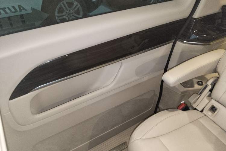 Used Mercedes-Benz V-Class 2016 V 260 Avantgarde Edition Interior 6