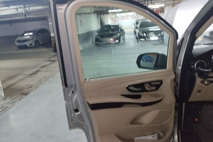 Used Mercedes-Benz V-Class 2016 V 260 Avantgarde Edition Interior 7