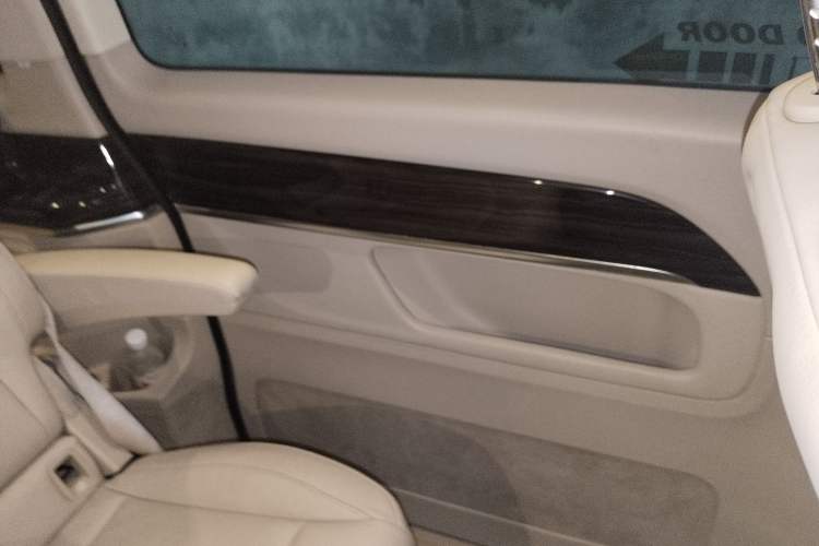 Used Mercedes-Benz V-Class 2016 V 260 Avantgarde Edition Interior 8