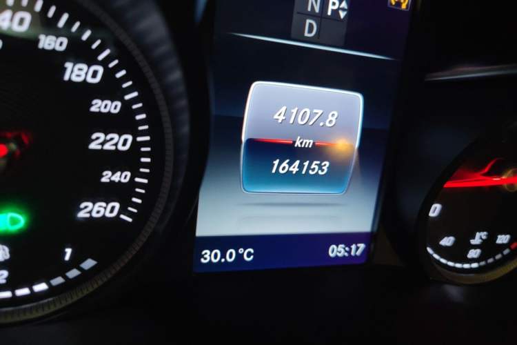 Used Mercedes-Benz V-Class 2016 V 260 Prestige Edition Odometer Close Up