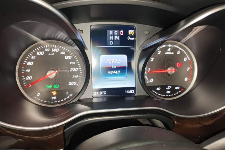 Used Mercedes-Benz V-Class 2016 V 260 Prestige Edition Odometer Close Up