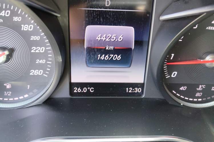 Used Mercedes-Benz V-Class 2016 V 260 L Prestige Extended Edition Odometer Close Up