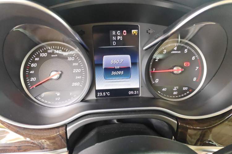 Used Mercedes-Benz V-Class 2016 V 260 Prestige Edition Odometer Close Up