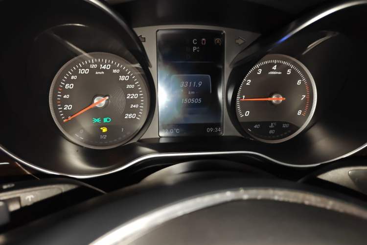 Used Mercedes-Benz V-Class 2016 V 260 Prestige Edition Odometer Close Up