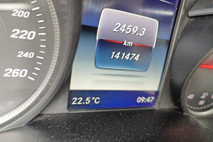 Used Mercedes-Benz V-Class 2016 V 260 Avantgarde Edition Odometer Close Up