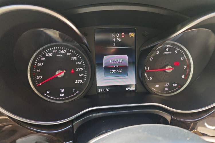 Used Mercedes-Benz V-Class 2016 V 260 Prestige Edition Odometer Close Up
