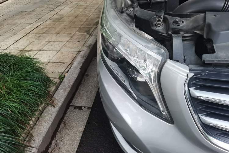 Used Mercedes-Benz V-Class 2016 V 260 Avantgarde Edition Right Front Headlight