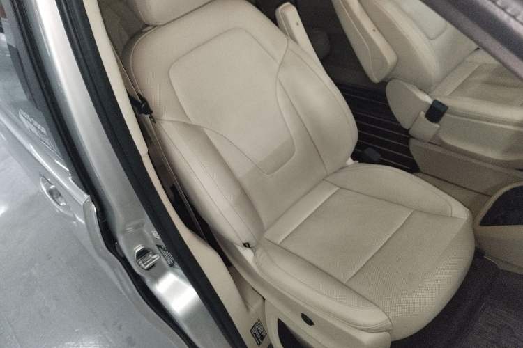 Used Mercedes-Benz V-Class 2016 V 260 Avantgarde Edition Right Front Seat