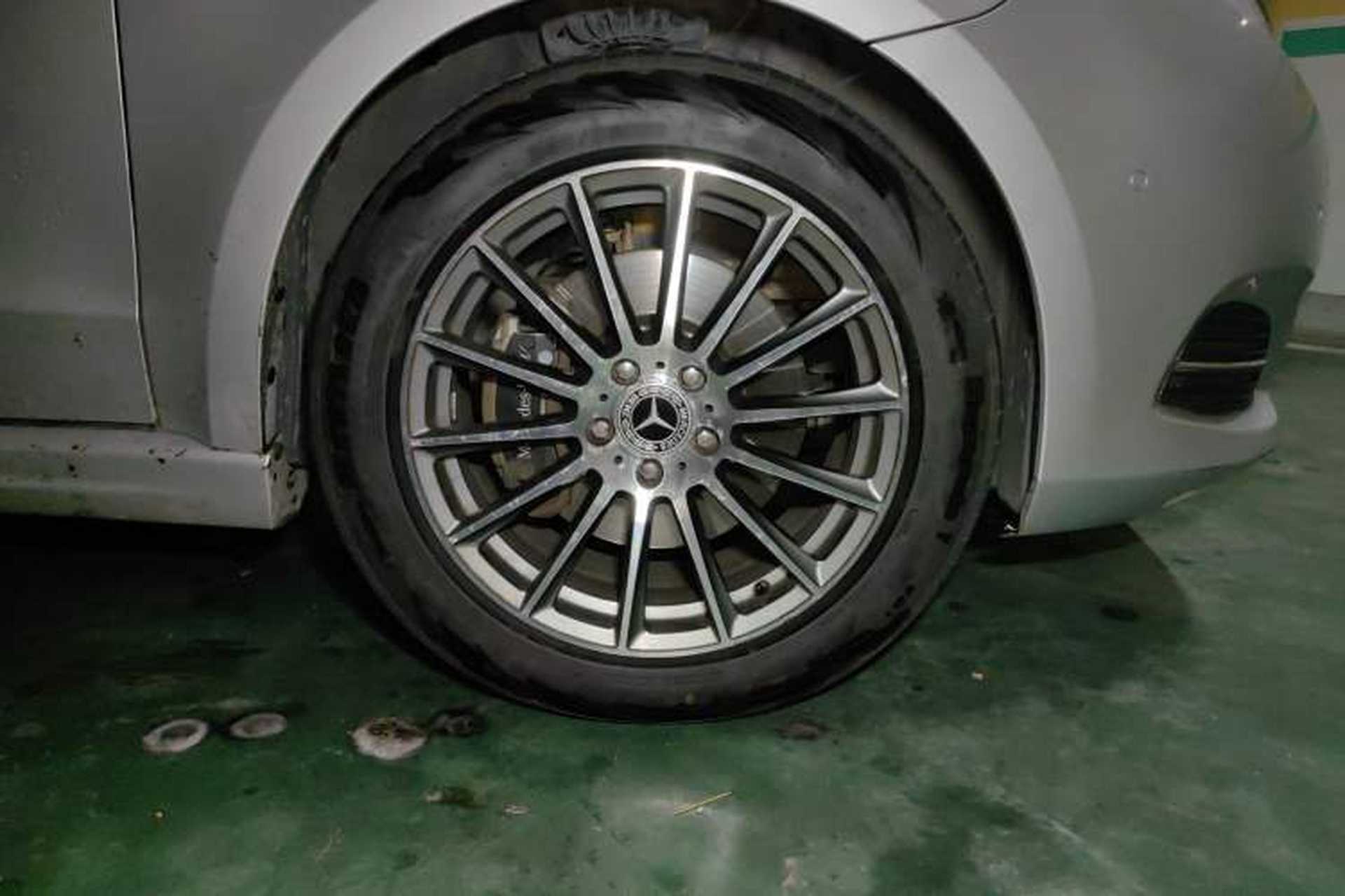 Used Mercedes-Benz V-Class 2016 V 260 L Prestige Extended Edition Right Front Wheel Hub