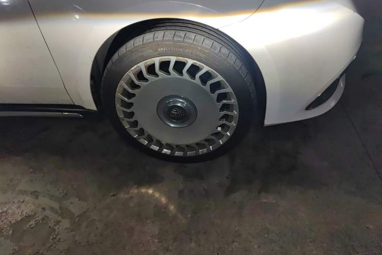 Used Mercedes-Benz V-Class 2016 V 260 Prestige Edition Right Front Wheel Hub