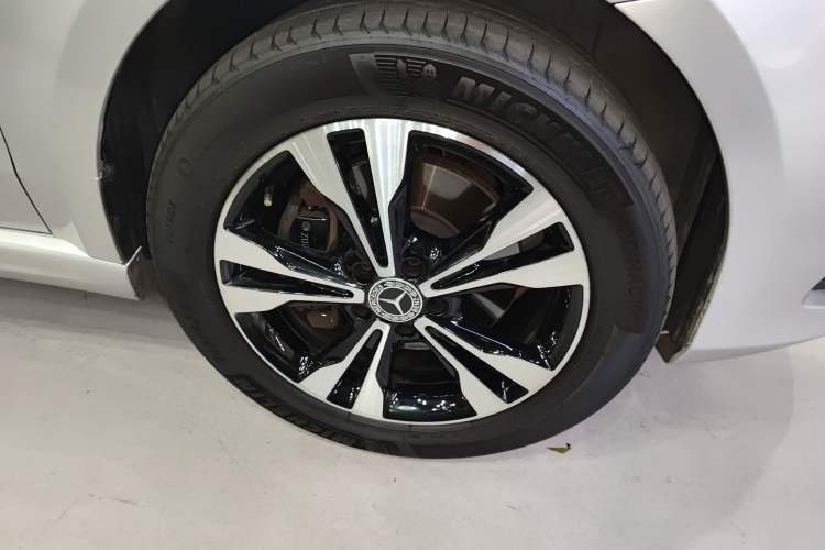 Used Mercedes-Benz V-Class 2016 V 260 Prestige Edition Right Front Wheel Hub