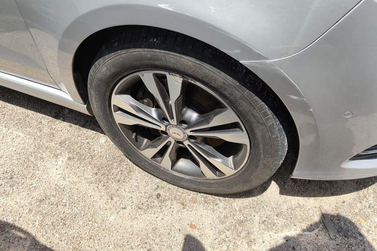 Used Mercedes-Benz V-Class 2016 V 260 L Prestige Extended Edition Right Front Wheel Hub