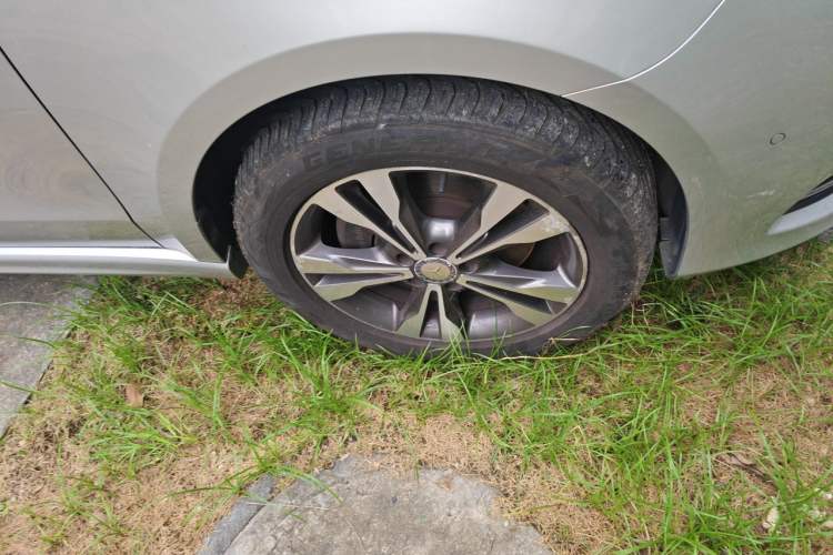 Used Mercedes-Benz V-Class 2016 V 260 Prestige Edition Right Front Wheel Hub