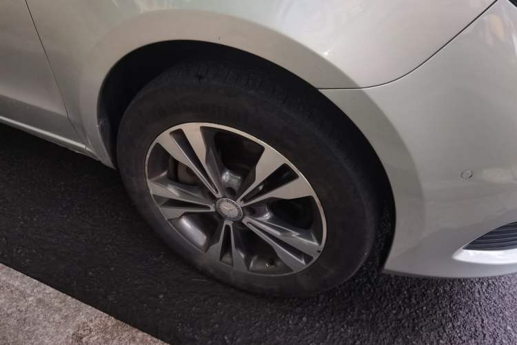 Used Mercedes-Benz V-Class 2016 V 260 Avantgarde Edition Right Front Wheel Hub