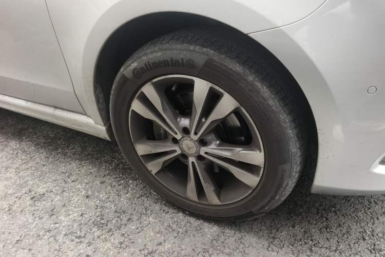 Used Mercedes-Benz V-Class 2016 V 260 L Prestige Extended Edition Right Front Wheel Hub