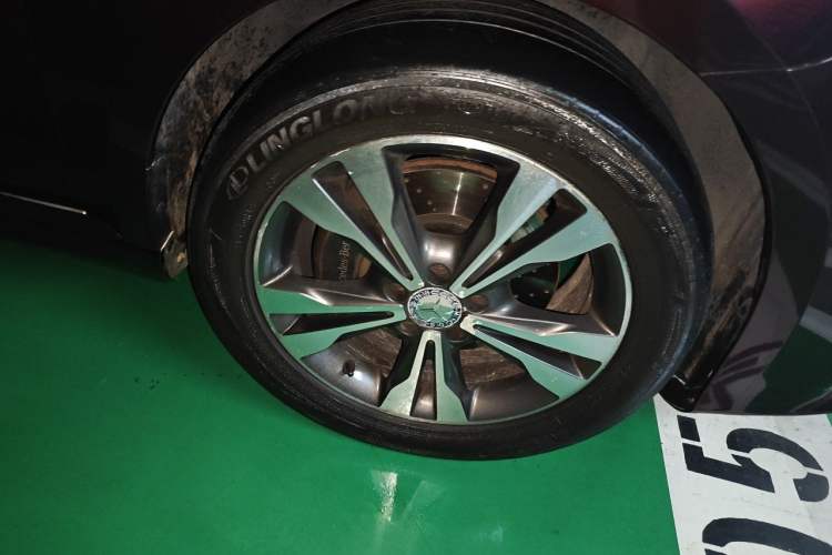 Used Mercedes-Benz V-Class 2016 V 260 Prestige Edition Right Front Wheel Hub