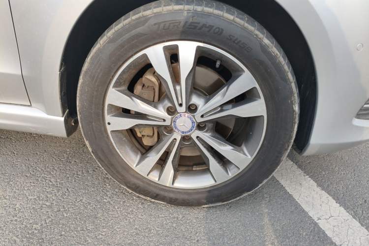 Used Mercedes-Benz V-Class 2016 V 260 L Prestige Extended Edition Right Front Wheel Hub