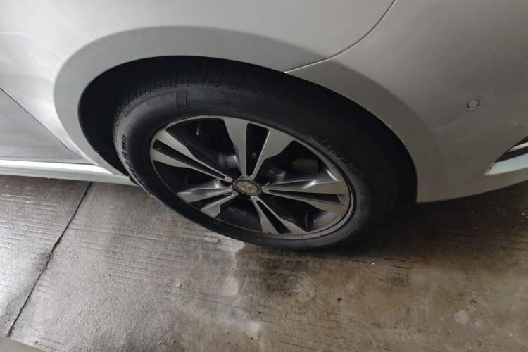 Used Mercedes-Benz V-Class 2016 V 260 L Prestige Extended Edition Right Front Wheel Hub