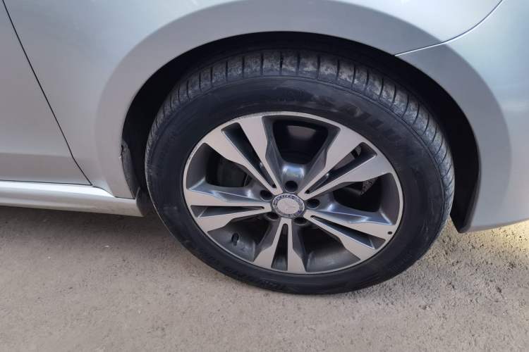Used Mercedes-Benz V-Class 2016 V 260 L Prestige Extended Edition Right Front Wheel Hub