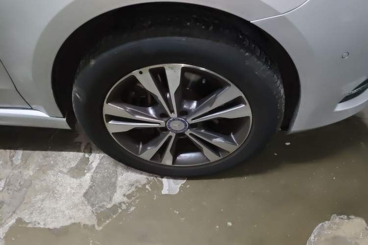 Used Mercedes-Benz V-Class 2016 V 260 Prestige Edition Right Front Wheel Hub