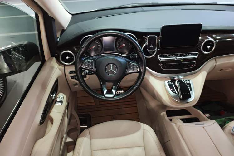 Used Mercedes-Benz V-Class 2016 V 260 Prestige Edition Steering Wheel