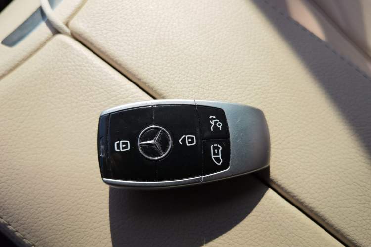 Used Mercedes-Benz V-Class 2016 V 260 L Prestige Extended Edition Vehicle Key