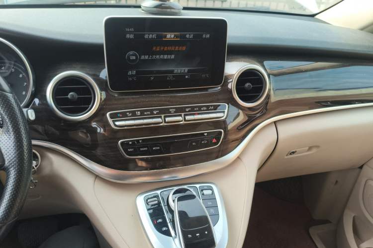 Used Mercedes-Benz V-Class 2016 V 260 Avantgarde Edition Audio And AC Panel