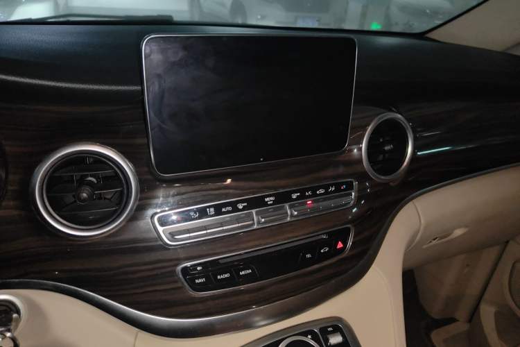 Used Mercedes-Benz V-Class 2016 V 260 Avantgarde Edition Audio And AC Panel