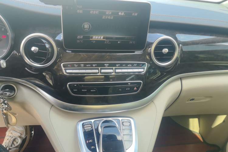Used Mercedes-Benz V-Class 2016 V 260 Prestige Edition Audio And AC Panel